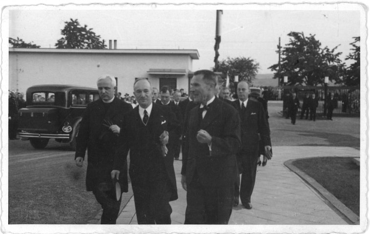 Prezident Beneš v doprovodu ředitele Sovadiny, zdroj: soukromý archiv Ing. Antonína Crhy