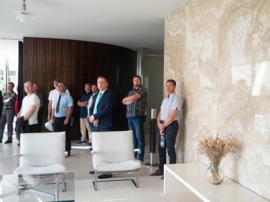 Poděkování dárcům krve - dárci v interiéru vily Tugendhat