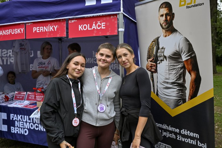 Běh pro naději - pacientka Elenka uprostřed