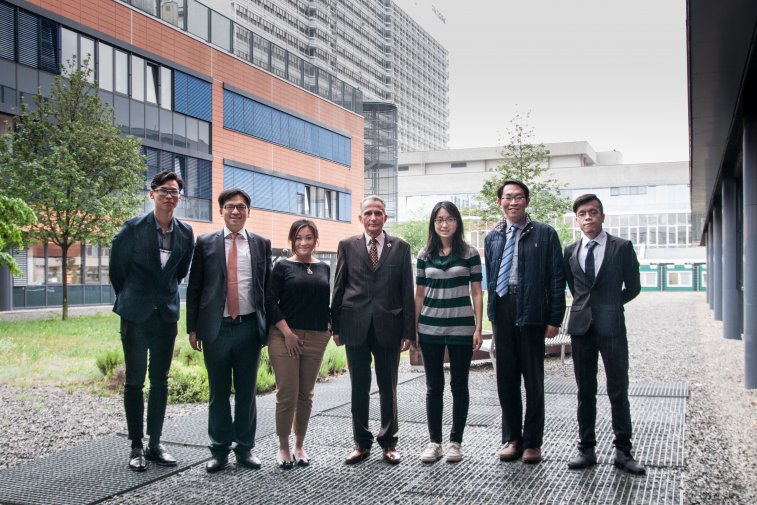 odborníci před kampusem