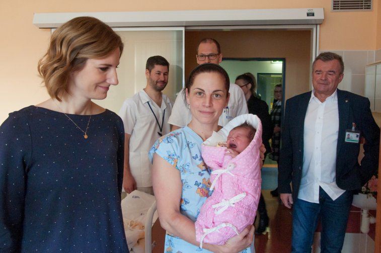 Zleva: Primátorka Markéta Vaňková, porodní asistentka Ilona Rašková s miminkem, ředitel FN Brno Roman Kraus