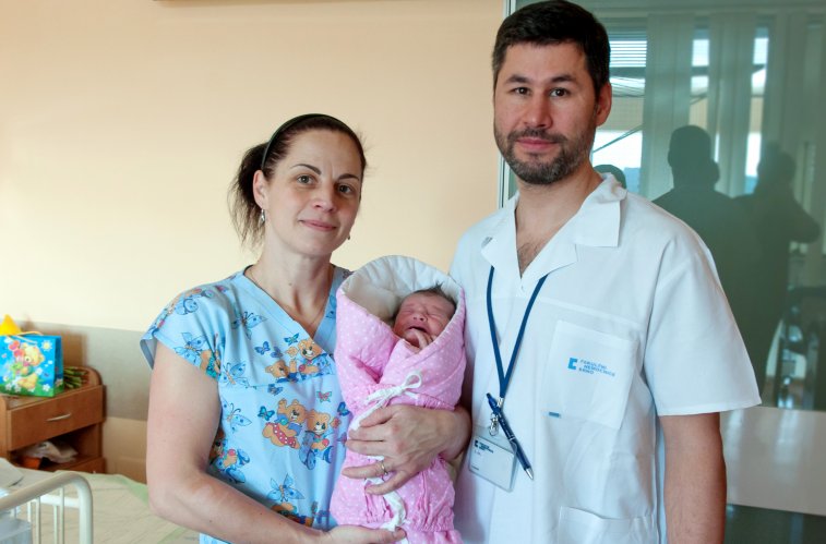 Zleva: Porodní asistentka Ilona Rašková s miminkem a lékař Lukáš Hruban