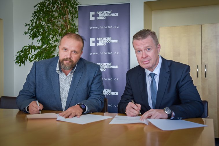 Podpisem darovací smlouvy stvrdili generální ředitel Tepláren Brno Petr Fajmon a ředitel FN Brno Ivo Rovný sponzorský dar na pořízení inkubátoru ve výši 200.000 Kč.